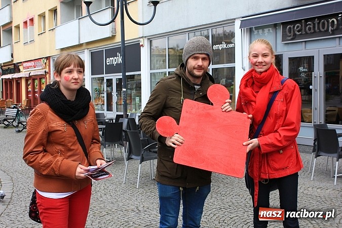 Zdjęcie w galerii na portalu naszraciborz.pl: Flash mob na rynku, czyli PWSZ i uczniowie z Tworkowa wspólnie przeciw białaczce wiadomości z regionu