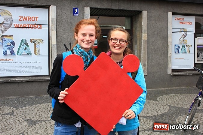 Zdjęcie w galerii na portalu naszraciborz.pl: Flash mob na rynku, czyli PWSZ i uczniowie z Tworkowa wspólnie przeciw białaczce wiadomości z regionu
