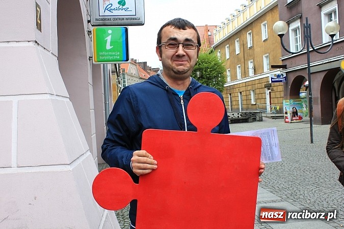 Zdjęcie w galerii na portalu naszraciborz.pl: Flash mob na rynku, czyli PWSZ i uczniowie z Tworkowa wspólnie przeciw białaczce wiadomości z regionu