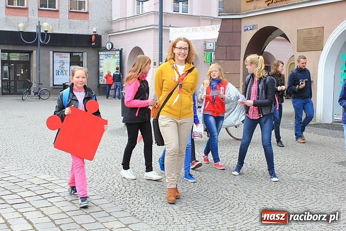 Zdjęcie w galerii na portalu naszraciborz.pl: Flash mob na rynku, czyli PWSZ i uczniowie z Tworkowa wspólnie przeciw białaczce wiadomości z regionu