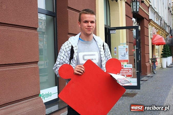 Zdjęcie w galerii na portalu naszraciborz.pl: Flash mob na rynku, czyli PWSZ i uczniowie z Tworkowa wspólnie przeciw białaczce wiadomości z regionu