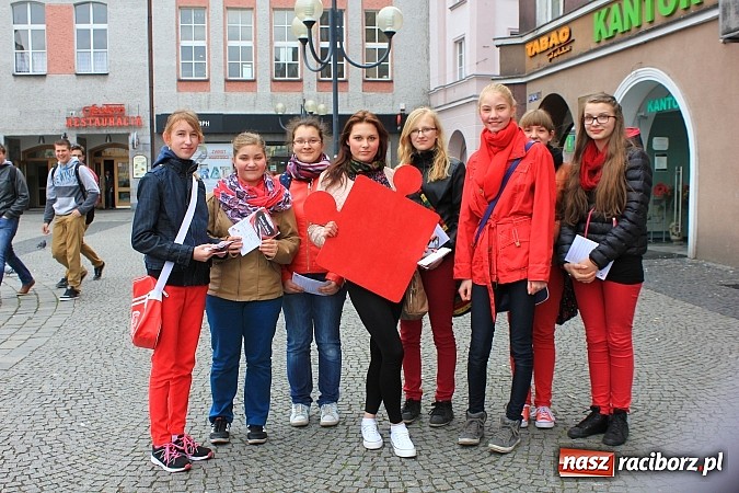 Zdjęcie w galerii na portalu naszraciborz.pl: Flash mob na rynku, czyli PWSZ i uczniowie z Tworkowa wspólnie przeciw białaczce wiadomości z regionu
