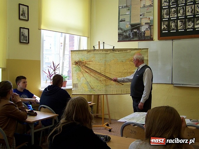 Zdjęcie w galerii na portalu naszraciborz.pl: Żywa lekcja historii w Gimnazjum Nr 5 wiadomości z regionu