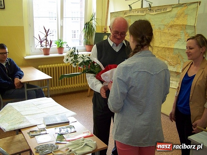 Zdjęcie w galerii na portalu naszraciborz.pl: Żywa lekcja historii w Gimnazjum Nr 5 wiadomości z regionu