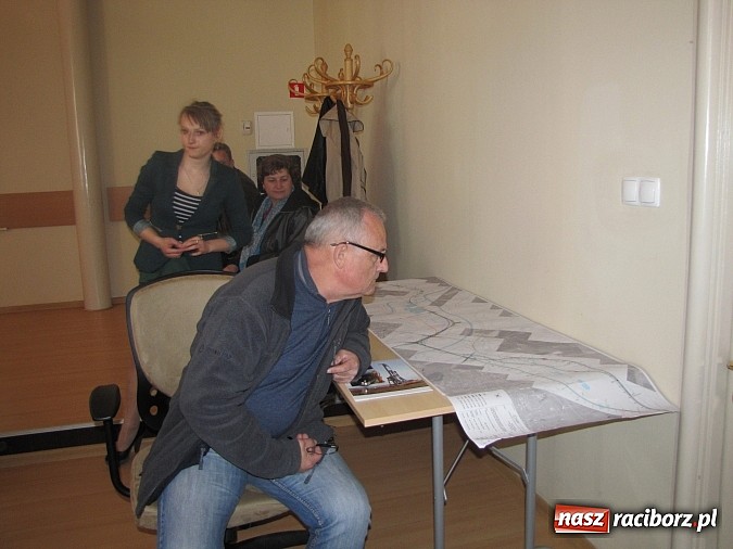 Zdjęcie w galerii na portalu naszraciborz.pl: Nie macie aktualnych map! Burzliwa dyskusja w sprawie drogi Racibórz-Pszczyna  wiadomości z regionu