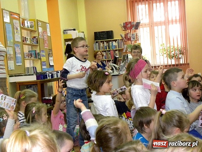 Zdjęcie w galerii na portalu naszraciborz.pl: Markowickie maluchy w świecie zwierząt wiadomości z regionu
