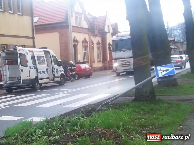 Zdjęcie w galerii na portalu naszraciborz.pl: Volkswagen staranował ogrodzenie przedszkola!  wiadomości z regionu