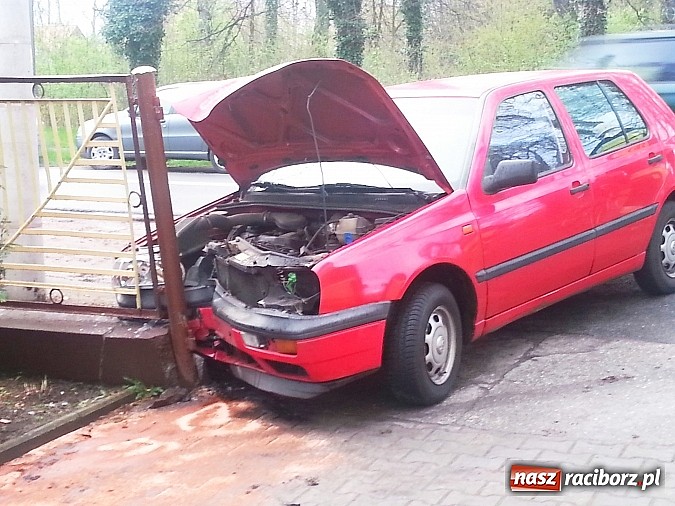 Zdjęcie w galerii na portalu naszraciborz.pl: Volkswagen staranował ogrodzenie przedszkola!  wiadomości z regionu