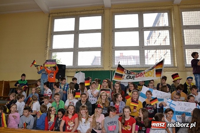 Zdjęcie w galerii na portalu naszraciborz.pl: Turniej unihokeja zwieńczył w Tworkowie spotkanie w ramach Comeniusa wiadomości z regionu