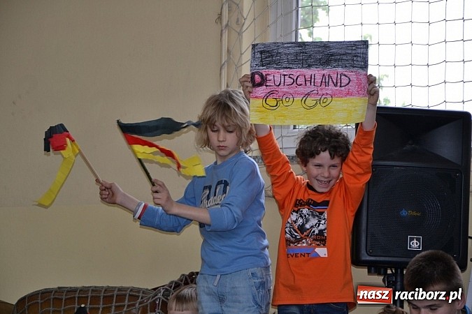 Zdjęcie w galerii na portalu naszraciborz.pl: Turniej unihokeja zwieńczył w Tworkowie spotkanie w ramach Comeniusa wiadomości z regionu