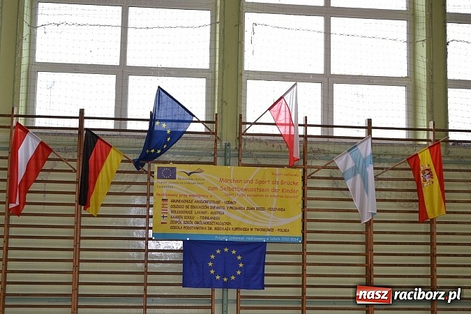 Zdjęcie w galerii na portalu naszraciborz.pl: Turniej unihokeja zwieńczył w Tworkowie spotkanie w ramach Comeniusa wiadomości z regionu