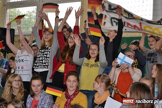 Zdjęcie w galerii na portalu naszraciborz.pl: Turniej unihokeja zwieńczył w Tworkowie spotkanie w ramach Comeniusa wiadomości z regionu