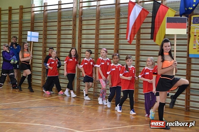 Zdjęcie w galerii na portalu naszraciborz.pl: Turniej unihokeja zwieńczył w Tworkowie spotkanie w ramach Comeniusa wiadomości z regionu