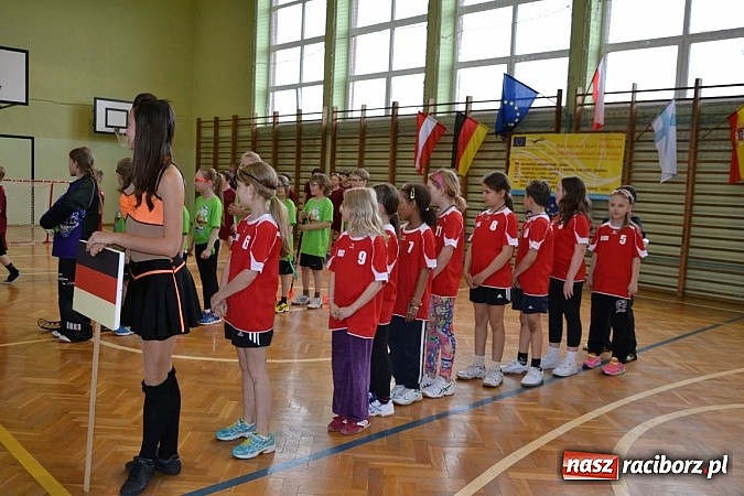 Zdjęcie w galerii na portalu naszraciborz.pl: Turniej unihokeja zwieńczył w Tworkowie spotkanie w ramach Comeniusa wiadomości z regionu