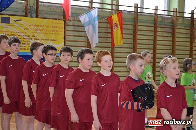 Zdjęcie w galerii na portalu naszraciborz.pl: Turniej unihokeja zwieńczył w Tworkowie spotkanie w ramach Comeniusa wiadomości z regionu