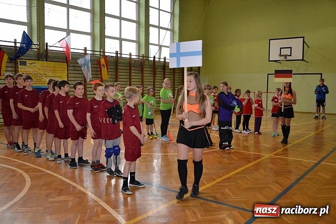 Zdjęcie w galerii na portalu naszraciborz.pl: Turniej unihokeja zwieńczył w Tworkowie spotkanie w ramach Comeniusa wiadomości z regionu