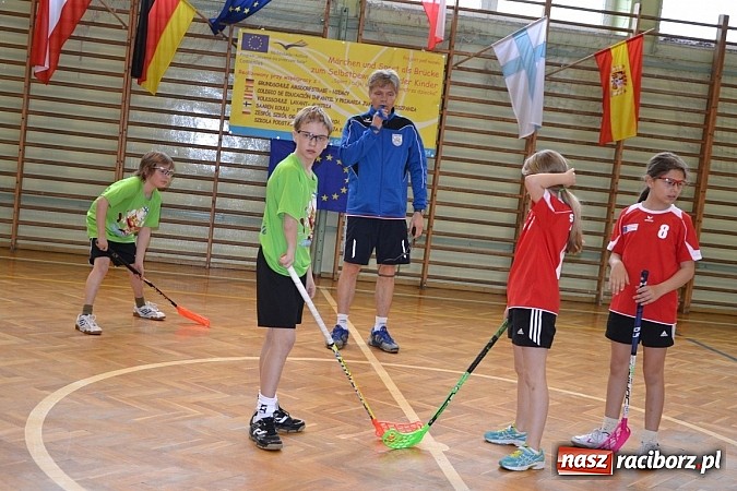 Zdjęcie w galerii na portalu naszraciborz.pl: Turniej unihokeja zwieńczył w Tworkowie spotkanie w ramach Comeniusa wiadomości z regionu