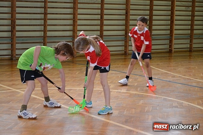 Zdjęcie w galerii na portalu naszraciborz.pl: Turniej unihokeja zwieńczył w Tworkowie spotkanie w ramach Comeniusa wiadomości z regionu