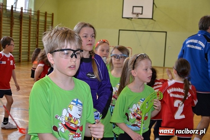 Zdjęcie w galerii na portalu naszraciborz.pl: Turniej unihokeja zwieńczył w Tworkowie spotkanie w ramach Comeniusa wiadomości z regionu