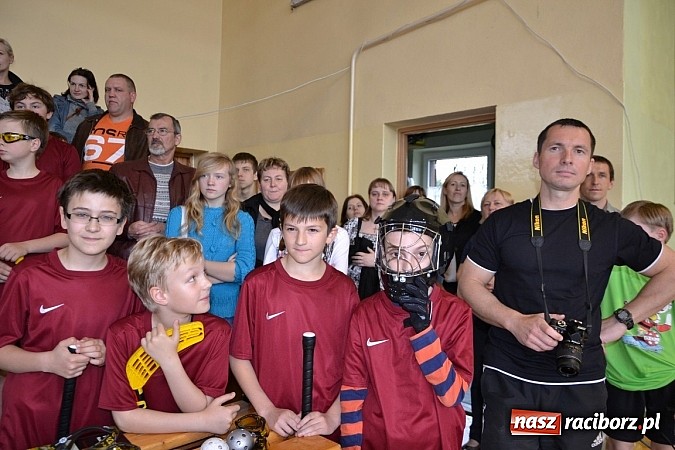 Zdjęcie w galerii na portalu naszraciborz.pl: Turniej unihokeja zwieńczył w Tworkowie spotkanie w ramach Comeniusa wiadomości z regionu