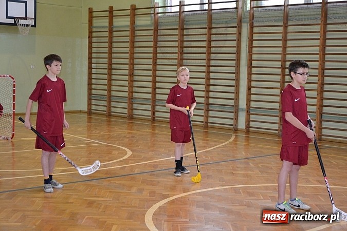 Zdjęcie w galerii na portalu naszraciborz.pl: Turniej unihokeja zwieńczył w Tworkowie spotkanie w ramach Comeniusa wiadomości z regionu