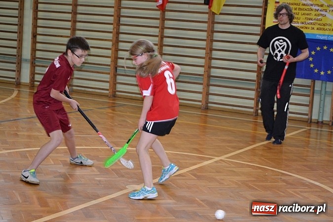 Zdjęcie w galerii na portalu naszraciborz.pl: Turniej unihokeja zwieńczył w Tworkowie spotkanie w ramach Comeniusa wiadomości z regionu