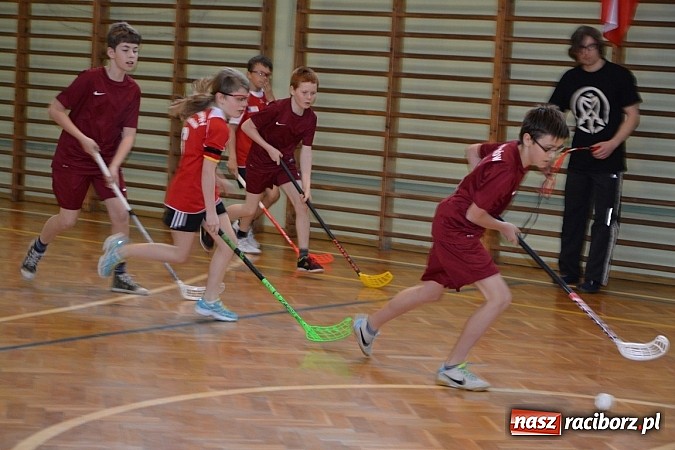 Zdjęcie w galerii na portalu naszraciborz.pl: Turniej unihokeja zwieńczył w Tworkowie spotkanie w ramach Comeniusa wiadomości z regionu