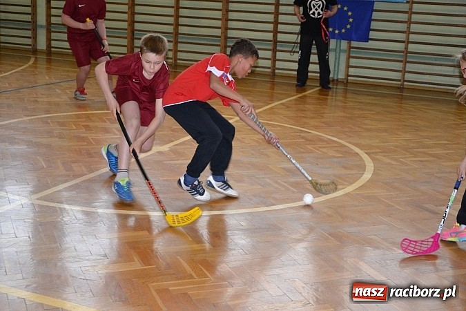 Zdjęcie w galerii na portalu naszraciborz.pl: Turniej unihokeja zwieńczył w Tworkowie spotkanie w ramach Comeniusa wiadomości z regionu