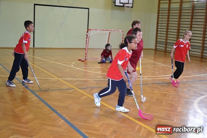 Zdjęcie w galerii na portalu naszraciborz.pl: Turniej unihokeja zwieńczył w Tworkowie spotkanie w ramach Comeniusa wiadomości z regionu