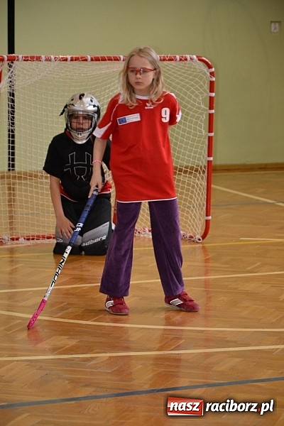 Zdjęcie w galerii na portalu naszraciborz.pl: Turniej unihokeja zwieńczył w Tworkowie spotkanie w ramach Comeniusa wiadomości z regionu