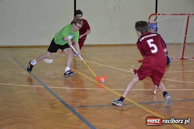 Zdjęcie w galerii na portalu naszraciborz.pl: Turniej unihokeja zwieńczył w Tworkowie spotkanie w ramach Comeniusa wiadomości z regionu