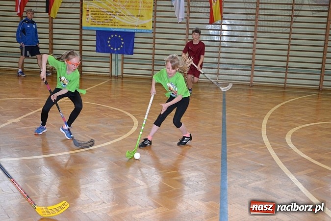 Zdjęcie w galerii na portalu naszraciborz.pl: Turniej unihokeja zwieńczył w Tworkowie spotkanie w ramach Comeniusa wiadomości z regionu