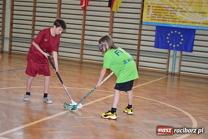 Zdjęcie w galerii na portalu naszraciborz.pl: Turniej unihokeja zwieńczył w Tworkowie spotkanie w ramach Comeniusa wiadomości z regionu