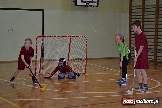 Zdjęcie w galerii na portalu naszraciborz.pl: Turniej unihokeja zwieńczył w Tworkowie spotkanie w ramach Comeniusa wiadomości z regionu