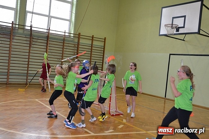 Zdjęcie w galerii na portalu naszraciborz.pl: Turniej unihokeja zwieńczył w Tworkowie spotkanie w ramach Comeniusa wiadomości z regionu