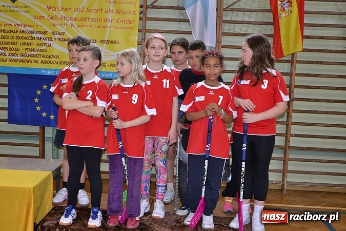 Zdjęcie w galerii na portalu naszraciborz.pl: Turniej unihokeja zwieńczył w Tworkowie spotkanie w ramach Comeniusa wiadomości z regionu