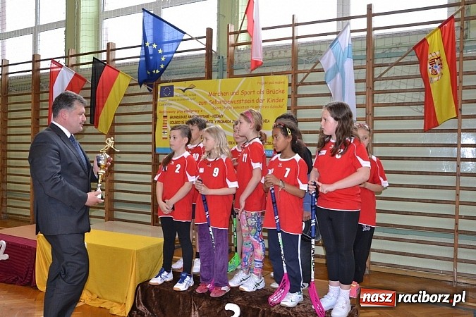 Zdjęcie w galerii na portalu naszraciborz.pl: Turniej unihokeja zwieńczył w Tworkowie spotkanie w ramach Comeniusa wiadomości z regionu