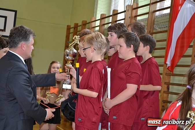 Zdjęcie w galerii na portalu naszraciborz.pl: Turniej unihokeja zwieńczył w Tworkowie spotkanie w ramach Comeniusa wiadomości z regionu