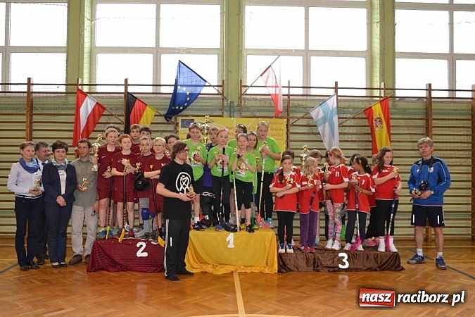 Zdjęcie w galerii na portalu naszraciborz.pl: Turniej unihokeja zwieńczył w Tworkowie spotkanie w ramach Comeniusa wiadomości z regionu