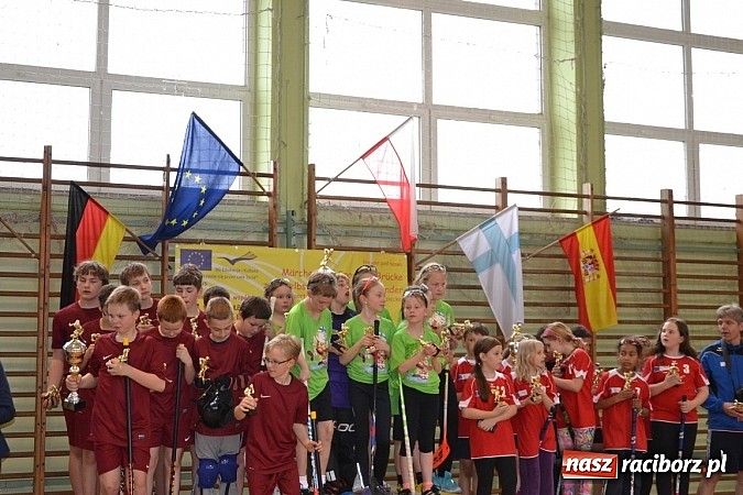 Zdjęcie w galerii na portalu naszraciborz.pl: Turniej unihokeja zwieńczył w Tworkowie spotkanie w ramach Comeniusa wiadomości z regionu