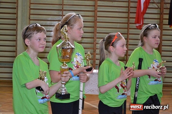 Zdjęcie w galerii na portalu naszraciborz.pl: Turniej unihokeja zwieńczył w Tworkowie spotkanie w ramach Comeniusa wiadomości z regionu