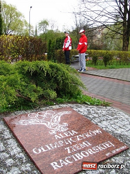 Zdjęcie w galerii na portalu naszraciborz.pl: Warta i znicz przy płycie poświęconej prezesowi PKO – Piotrowi Nurowskiemu wiadomości z regionu