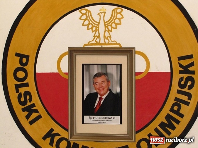 Zdjęcie w galerii na portalu naszraciborz.pl: Warta i znicz przy płycie poświęconej prezesowi PKO – Piotrowi Nurowskiemu wiadomości z regionu