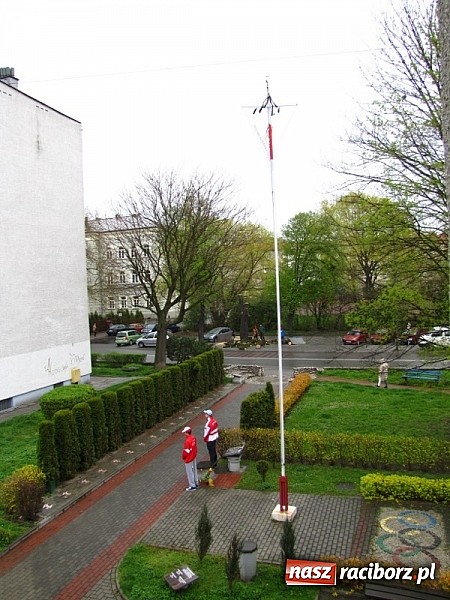 Zdjęcie w galerii na portalu naszraciborz.pl: Warta i znicz przy płycie poświęconej prezesowi PKO – Piotrowi Nurowskiemu wiadomości z regionu