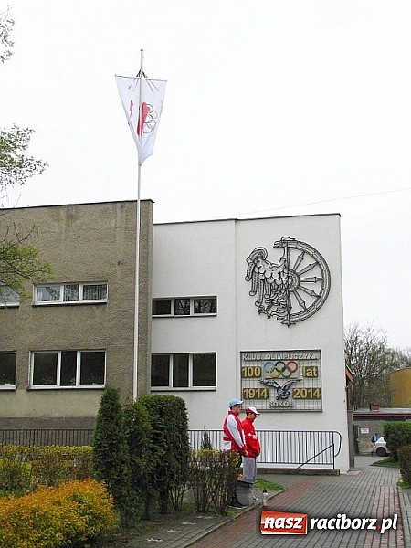 Zdjęcie w galerii na portalu naszraciborz.pl: Warta i znicz przy płycie poświęconej prezesowi PKO – Piotrowi Nurowskiemu wiadomości z regionu