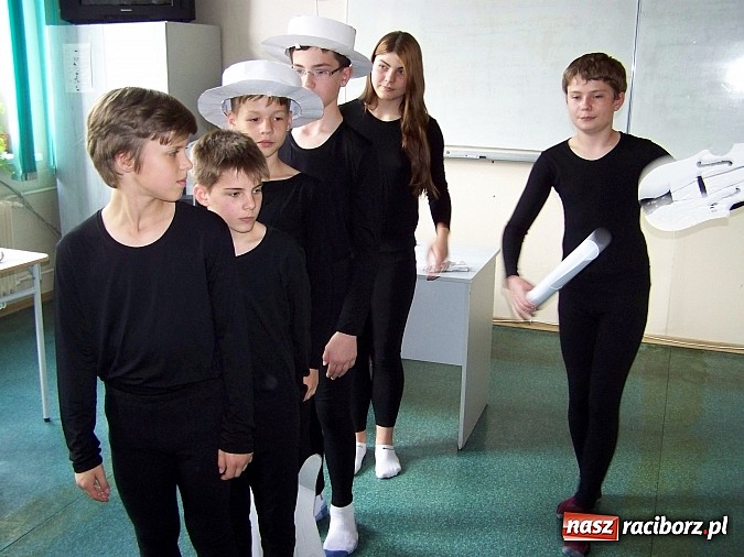 Zdjęcie w galerii na portalu naszraciborz.pl: Warsztaty Czarnego Teatru w Gimnazjum Nr 5 wiadomości z regionu