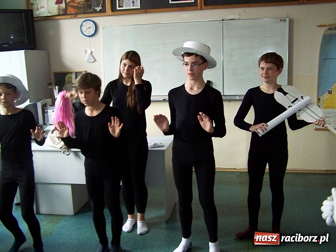 Zdjęcie w galerii na portalu naszraciborz.pl: Warsztaty Czarnego Teatru w Gimnazjum Nr 5 wiadomości z regionu