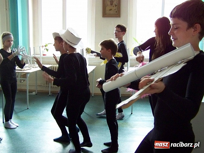 Zdjęcie w galerii na portalu naszraciborz.pl: Warsztaty Czarnego Teatru w Gimnazjum Nr 5 wiadomości z regionu