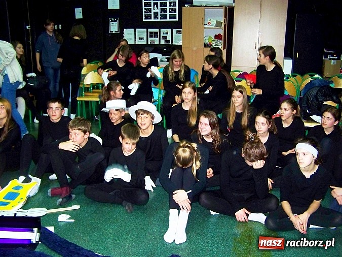 Zdjęcie w galerii na portalu naszraciborz.pl: Warsztaty Czarnego Teatru w Gimnazjum Nr 5 wiadomości z regionu