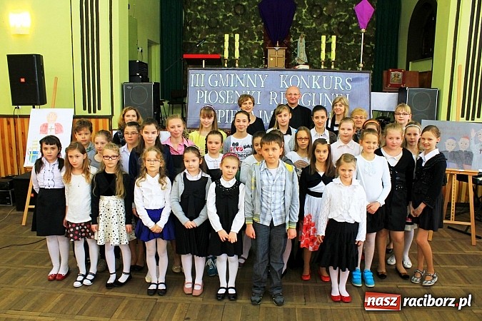 Zdjęcie w galerii na portalu naszraciborz.pl: W Borucinie młodzi artyści zaśpiewali Panu wiadomości z regionu